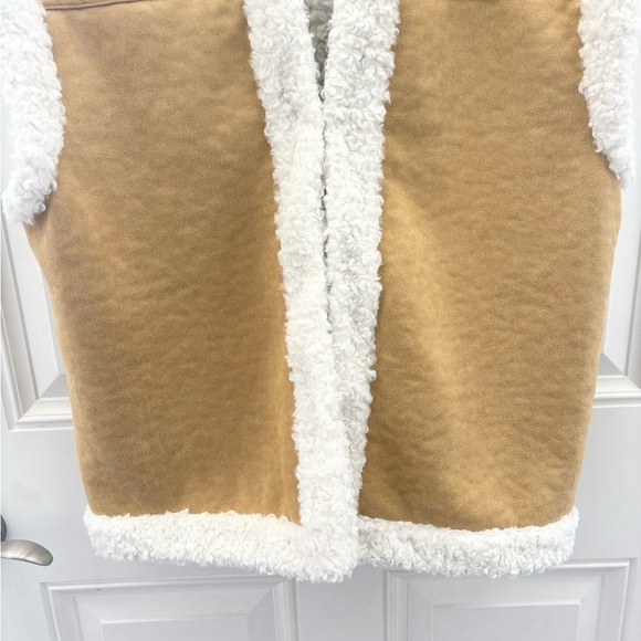 Tuckernuck Hyacinth House Tan Shearling Crosby Vest L - Picture 7 of 13